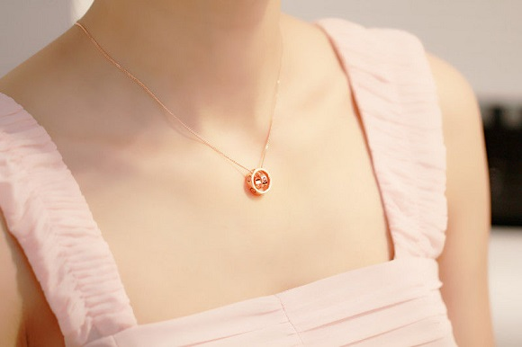 Chiêm bao thấy mình đang đeo dây chuyền vàng